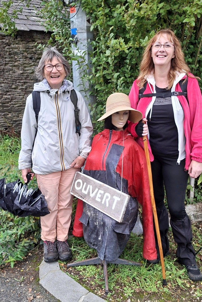 Jeanne-Marie et Emma vont à la brocante de Saint-Cadou