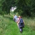 La marche le long du canal en après-midi