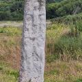 Cette stèle vraisemblablement plus ancienne comporte un bas relief d’un christ primitif